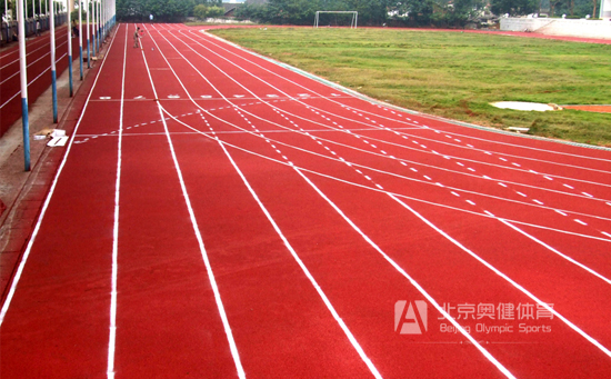 透氣型塑膠跑道對基礎(chǔ)要求及處理步驟