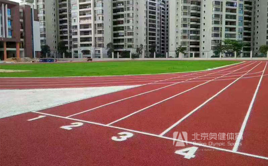 操場塑膠跑道的價格還與塑膠跑道的標準有關