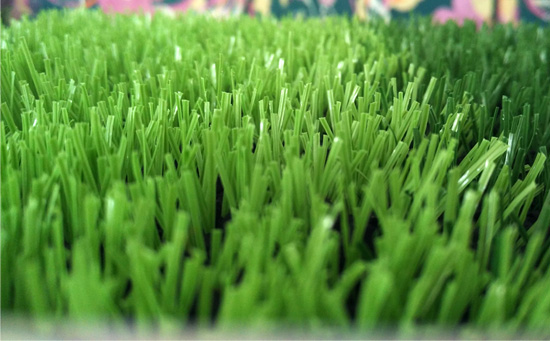 人造草足球場鋪設(shè)完成后，需仔細檢查各接合區(qū)粘合是否平順