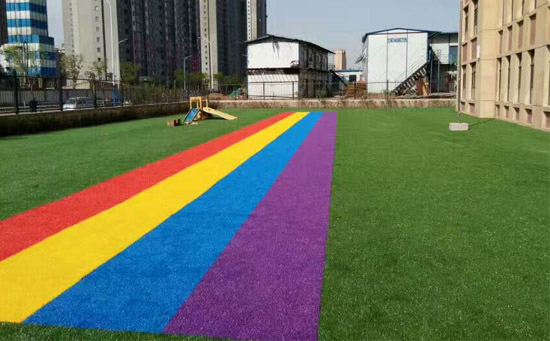 操場(chǎng)草皮施工注意的幾個(gè)問題：