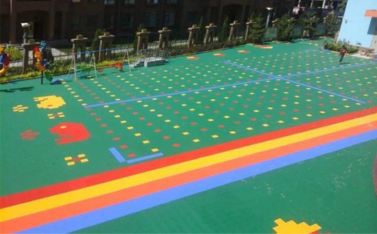 懸浮地板搭扣連接后用橡膠錘敲擊地板的板縫