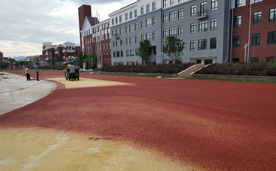 塑膠跑道施工工藝面層噴涂 塑膠跑道施工工藝面層噴涂