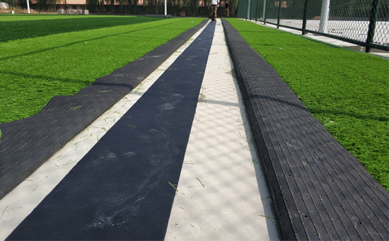 人造草足球場(chǎng)施工現(xiàn)場(chǎng)