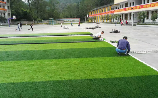 工人粘接足球場(chǎng)草坪圖片