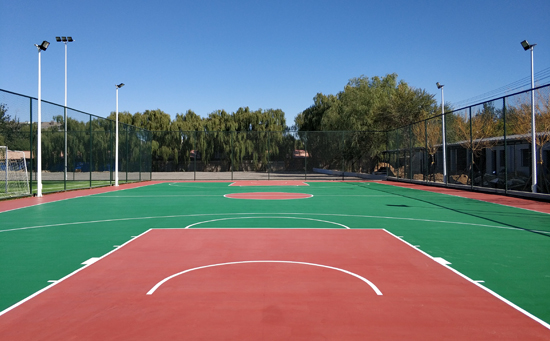 藍(lán)天下的硅pu籃球場(chǎng)地